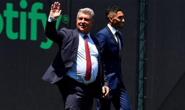 半岛体育官方网站-拉波尔塔：巴黎切尔西也想签莱万 感谢他降薪来投