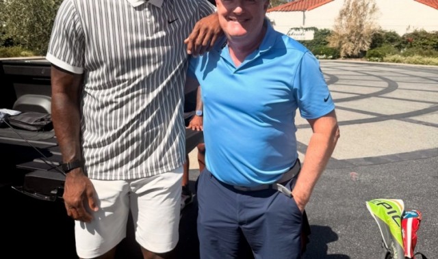 主持人摩根晒合影：非常荣幸见到詹姆斯 他其实是个极为友善的人