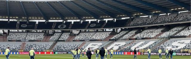 这也行？！比利时国家队主场靠吹叶机吹干积水