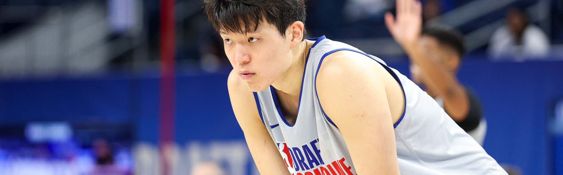 美记：任何关于杨瀚森回避身体对抗或不喜欢对抗的批评都是不实的