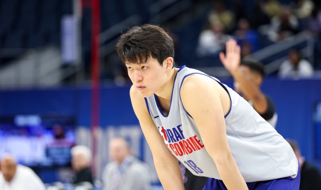 美记：任何关于杨瀚森回避身体对抗或不喜欢对抗的批评都是不实的