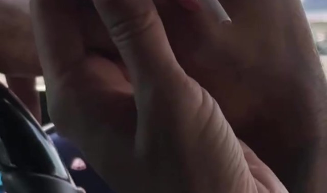 半岛体育官方网站-杰伦-格林与女友驾车出行十指紧扣 情侣同款美甲细节吸睛