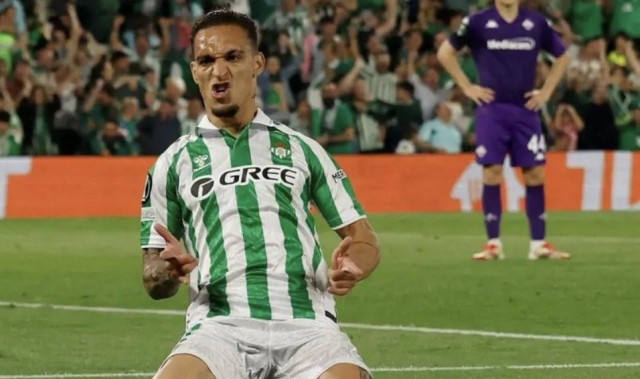 罗马诺：安东尼转会目前局势尚未明朗，他还是想留在欧洲踢球