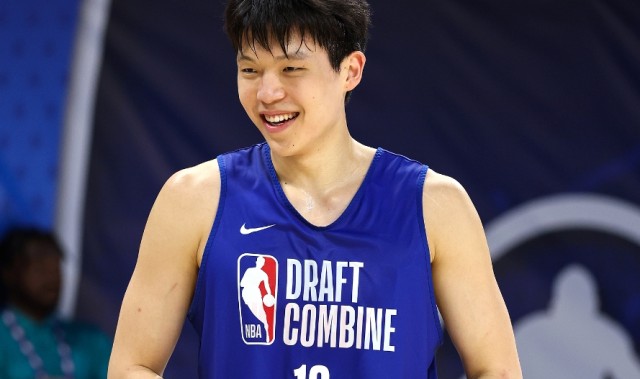 半岛体育APP下载-媒体人称赞杨瀚森夏联首秀表现：长江后浪催前浪，这个开局太梦幻了