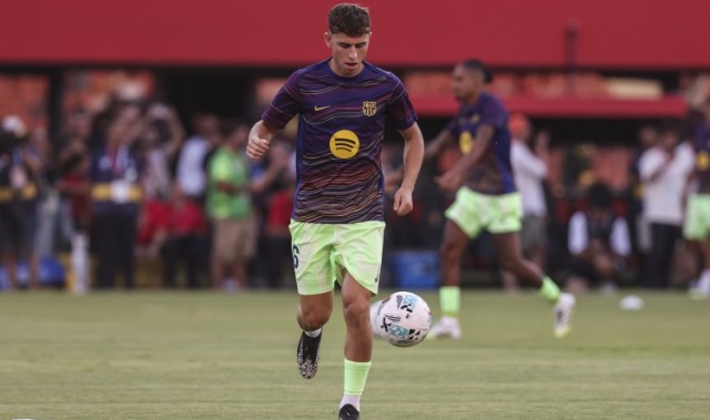 半岛体育APP下载-巴萨为缓解财政压力考虑出售卡萨多和费尔明，同位置球员储备充足